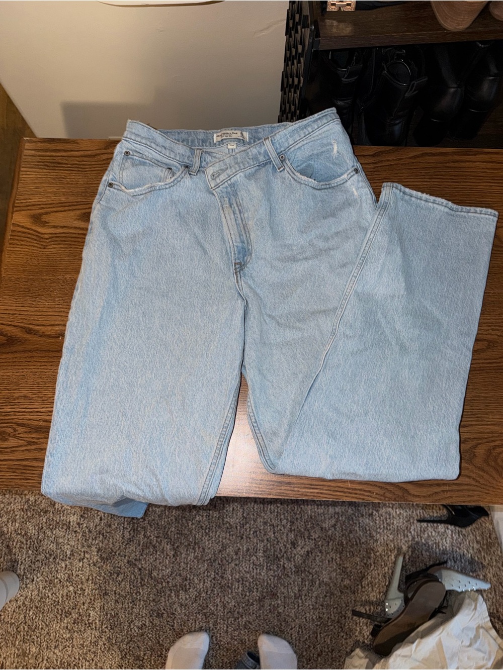 Abercrombie & Fitch Light Wash Women’s Curve Love Jeans - Classic Straight Fit